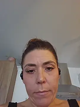 Snapshot of Ellie-L-Elizabeth chatting on 10-17-25, 04:31 Ellie-L-Elizabeth online show from 10-17-25, 04:31