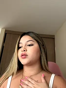 lunablossom  online show from 10-04-25, 08:07
