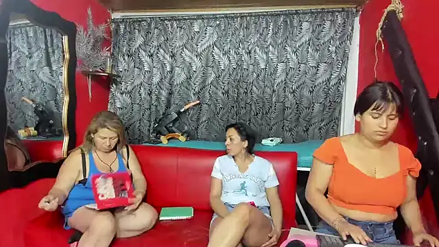 Snapshot of lesbiancuple chatting on 01-17-25, 01:25 lesbiancuple online show from 01-17-25, 01:25