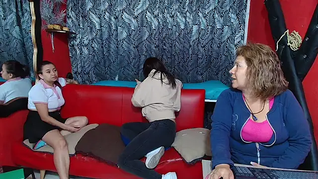 Snapshot of lesbiancuple chatting on 01-31-25, 12:17 lesbiancuple online show from 01-31-25, 12:17