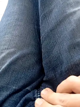 Snapshot of mickzizi chatting on 12-17-25, 10:32 mickzizi online show from 12-17-25, 10:32