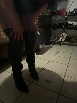 Snapshot of Cataleia21 chatting on 02-15-26, 04:03 Cataleia21 online show from 02-15-26, 04:03