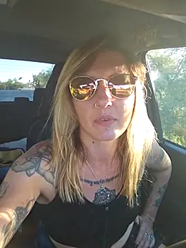 SheIsSomething online show from 12-01-25, 11:21