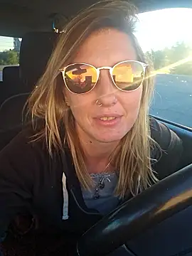 SheIsSomething online show from 12-05-25, 12:08