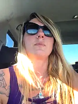 SheIsSomething online show from 04-17-26, 11:19