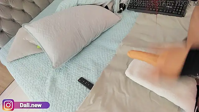 Snapshot of daliz_20_z chatting on 12-23-24, 02:45 daliz 20 z online show from 12-23-24, 02:45