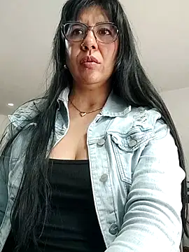 Snapshot of aisha_latina chatting on 11-10-25, 04:50 aisha latina online show from 11-10-25, 04:50