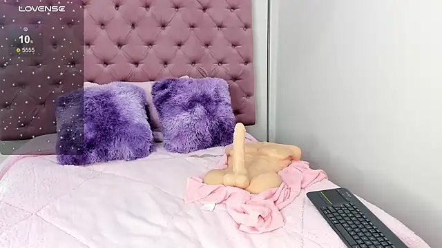 Snapshot of alissondomitt chatting on 02-05-25, 06:04 alissondomitt online show from 02-05-25, 06:04