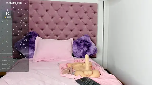 Snapshot of alissondomitt chatting on 02-26-25, 11:04 alissondomitt online show from 02-26-25, 11:04