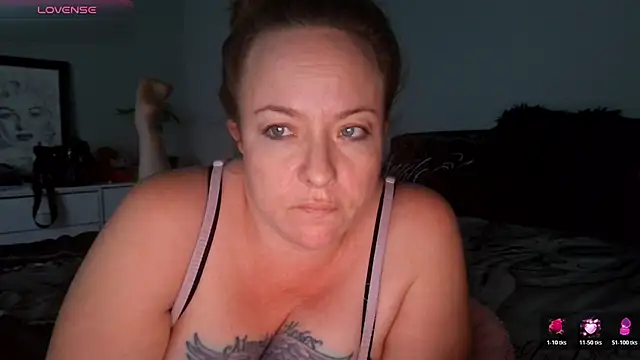 Snapshot of julimonroe chatting on 02-04-26, 03:23 julimonroe online show from 02-04-26, 03:23