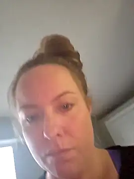 Snapshot of julimonroe chatting on 02-12-26, 09:32 julimonroe online show from 02-12-26, 09:32