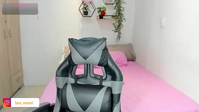 Snapshot of lara_rose1 chatting on 10-19-25, 07:09 lara rose1 online show from 10-19-25, 07:09