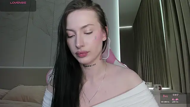 JenniferQueen11 online show from 06-04-26, 07:31