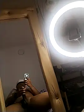 Snapshot of escalofrianti chatting on 12-15-25, 11:53 escalofrianti online show from 12-15-25, 11:53