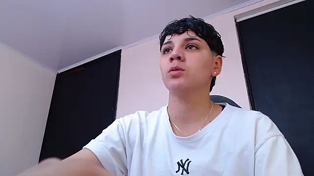 Snapshot of bad_giirl_ chatting on 12-13-24, 04:38 bad giirl  online show from 12-13-24, 04:38