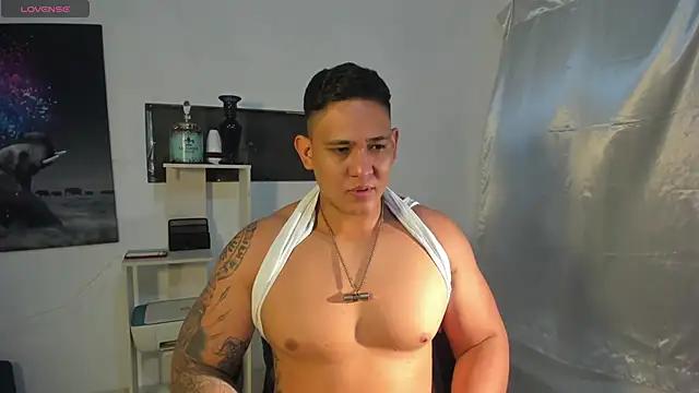 Snapshot of Colton_Massif chatting on 12-05-24, 06:21 Colton Massif online show from 12-05-24, 06:21