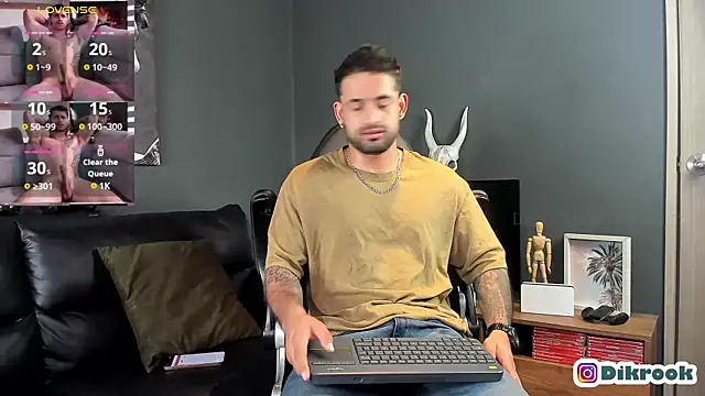 Snapshot of Davevilboy chatting on 02-17-25, 12:05 Davevilboy online show from 02-17-25, 12:05