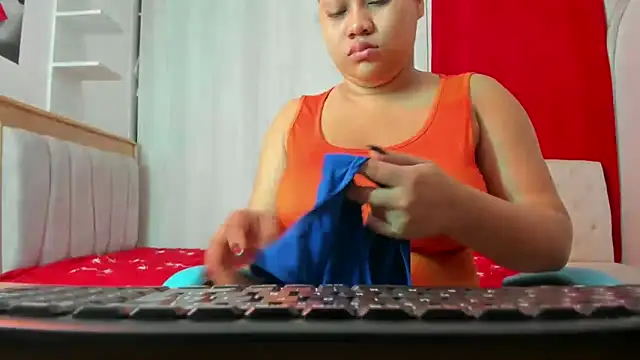 Lunastar02 online show from 12-20-25, 02:13