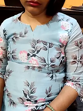Snapshot of Diya_143 chatting on 03-08-25, 03:45 Diya 143 online show from 03-08-25, 03:45