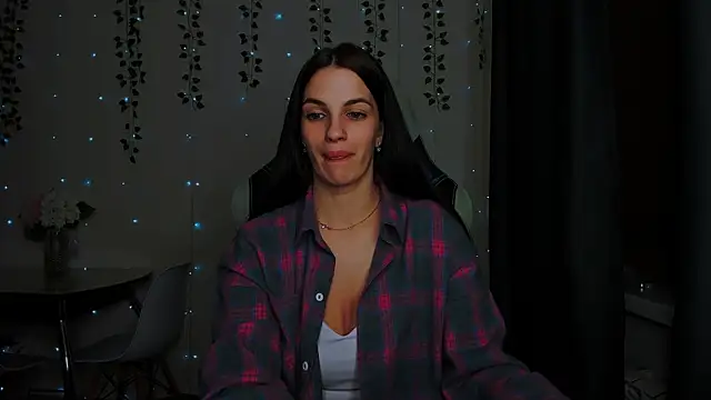 Snapshot of KarlaSim chatting on 01-28-25, 10:56 KarlaSim online show from 01-28-25, 10:56