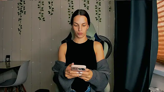 Snapshot of KarlaSim chatting on 09-23-25, 11:24 KarlaSim online show from 09-23-25, 11:24