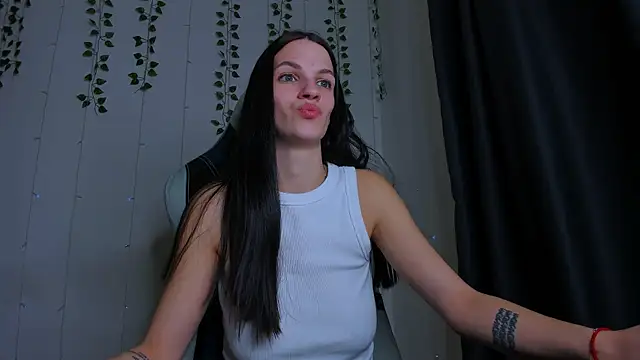 Snapshot of KarlaSim chatting on 10-31-25, 08:43 KarlaSim online show from 10-31-25, 08:43