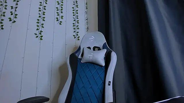 Snapshot of KarlaSim chatting on 11-21-25, 08:51 KarlaSim online show from 11-21-25, 08:51