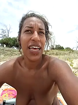 Snapshot of Goldenlace chatting on 12-30-24, 01:15 Goldenlace online show from 12-30-24, 01:15