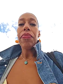 Snapshot of Goldenlace chatting on 09-10-25, 10:37 Goldenlace online show from 09-10-25, 10:37