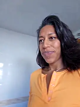 Snapshot of Goldenlace chatting on 10-15-25, 12:38 Goldenlace online show from 10-15-25, 12:38