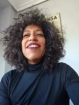 Snapshot of Goldenlace chatting on 10-28-25, 12:30 Goldenlace online show from 10-28-25, 12:30