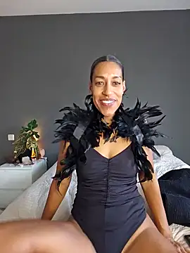 Snapshot of Goldenlace chatting on 10-30-25, 01:34 Goldenlace online show from 10-30-25, 01:34