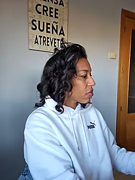 Snapshot of Goldenlace chatting on 11-26-25, 10:05 Goldenlace online show from 11-26-25, 10:05