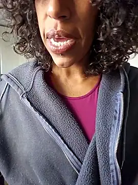 Snapshot of Goldenlace chatting on 11-28-25, 12:41 Goldenlace online show from 11-28-25, 12:41