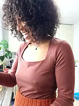 Snapshot of Goldenlace chatting on 12-15-25, 12:09 Goldenlace online show from 12-15-25, 12:09