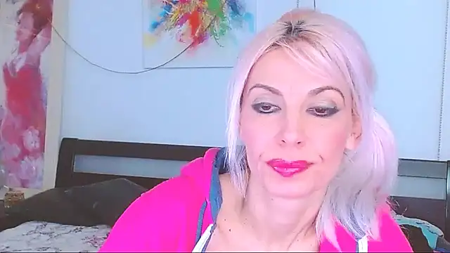 Snapshot of HoneyLara chatting on 02-21-25, 02:28 HoneyLara online show from 02-21-25, 02:28