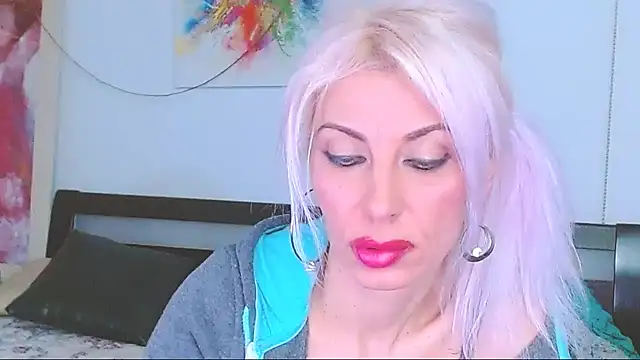 Snapshot of HoneyLara chatting on 03-22-25, 08:26 HoneyLara online show from 03-22-25, 08:26