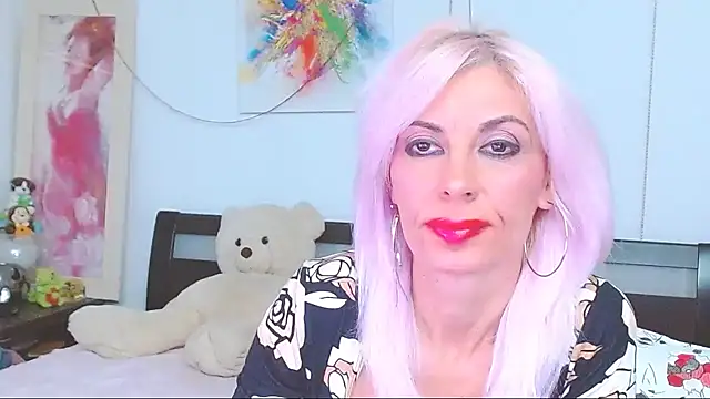 Snapshot of HoneyLara chatting on 10-13-25, 04:18 HoneyLara online show from 10-13-25, 04:18