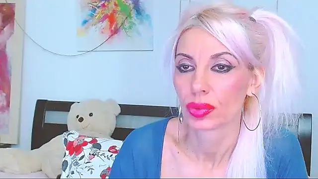 Snapshot of HoneyLara chatting on 10-15-25, 07:14 HoneyLara online show from 10-15-25, 07:14