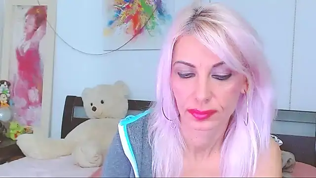 Snapshot of HoneyLara chatting on 10-24-25, 08:38 HoneyLara online show from 10-24-25, 08:38