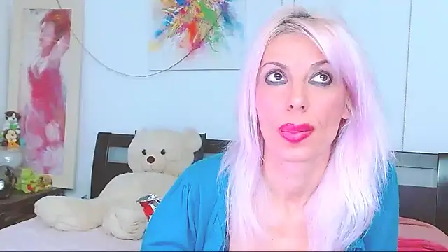 Snapshot of HoneyLara chatting on 10-28-25, 10:23 HoneyLara online show from 10-28-25, 10:23