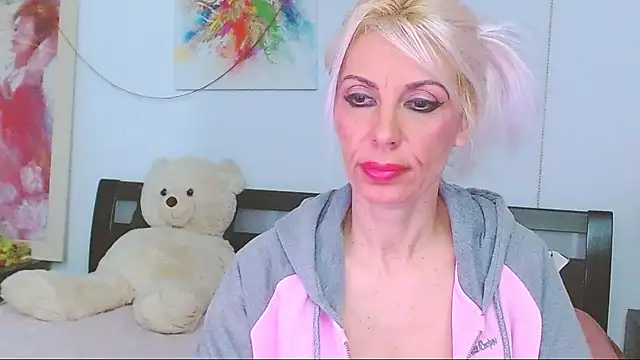 Snapshot of HoneyLara chatting on 11-19-25, 08:09 HoneyLara online show from 11-19-25, 08:09