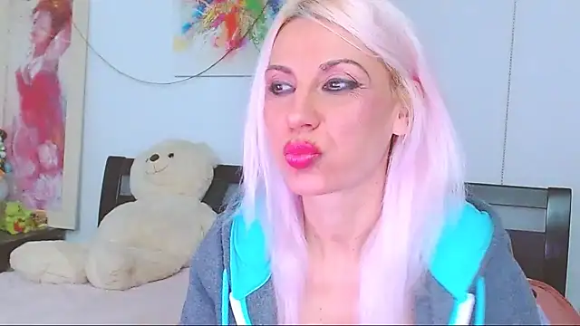 Snapshot of HoneyLara chatting on 11-28-25, 08:11 HoneyLara online show from 11-28-25, 08:11