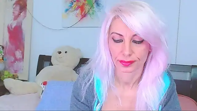 Snapshot of HoneyLara chatting on 11-29-25, 08:12 HoneyLara online show from 11-29-25, 08:12