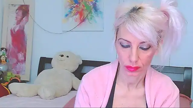 Snapshot of HoneyLara chatting on 12-13-25, 09:20 HoneyLara online show from 12-13-25, 09:20