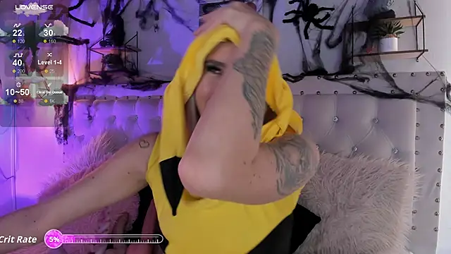 Atenea Klett  online show from 10-29-25, 02:19