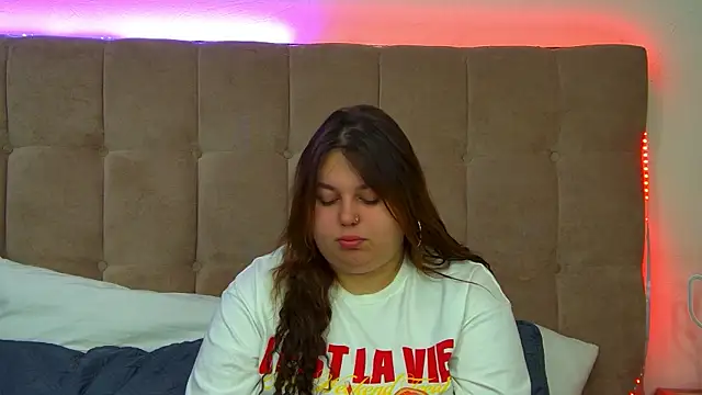 Snapshot of LillianKim chatting on 09-18-25, 06:32 LillianKim online show from 09-18-25, 06:32