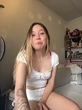 Snapshot of Darling_XXX chatting on 03-05-25, 08:00 Darling XXX online show from 03-05-25, 08:00