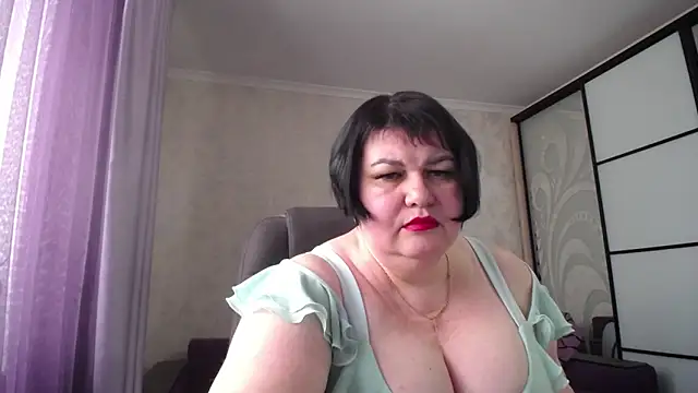 Snapshot of JuicyLady_Di chatting on 02-05-25, 09:15 JuicyLady Di online show from 02-05-25, 09:15