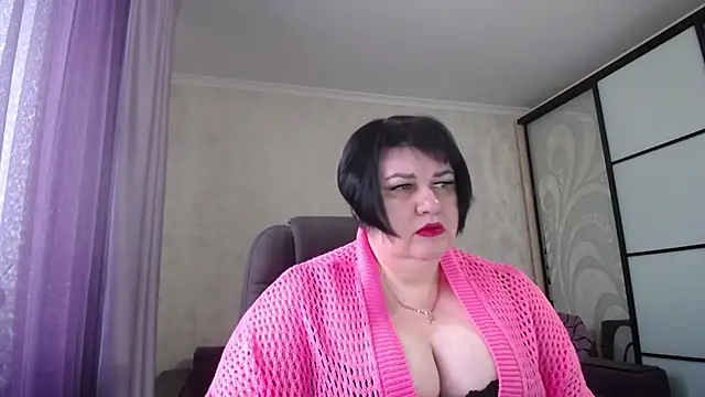 Snapshot of JuicyLady_Di chatting on 02-09-25, 06:01 JuicyLady Di online show from 02-09-25, 06:01